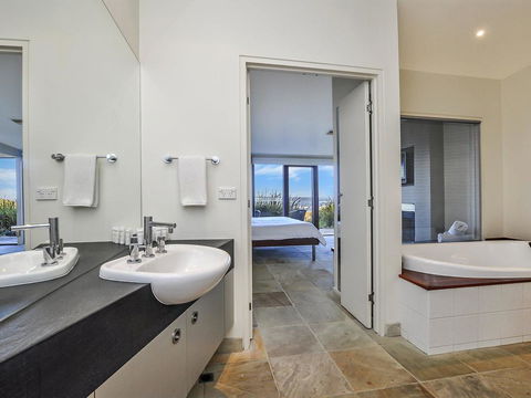 HEARN'S BEACHSIDE VILLA 4 - Accommodation Noosa 1