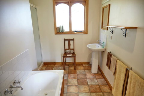 Herons Rise Vineyard Accommodation - Accommodation Noosa 1