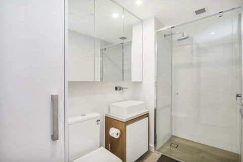KOZYGURU FORTITUDE VALLEY DESIGNER GRADE 2 BED APT FREE PARKING QFV179-1401 - Accommodation Noosa 1