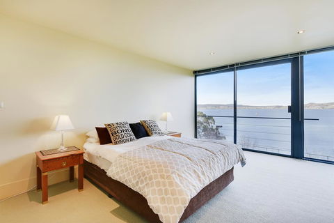 Kylakin - Derwent River, Waterfront Views, Tennis Court, Foxtel - Accommodation Noosa 3