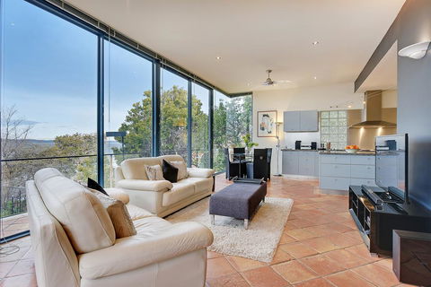 Kylakin - Derwent River, Waterfront Views, Tennis Court, Foxtel - Accommodation Noosa 1