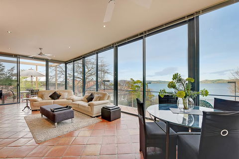 Kylakin - Derwent River, Waterfront Views, Tennis Court, Foxtel - Accommodation Noosa 0