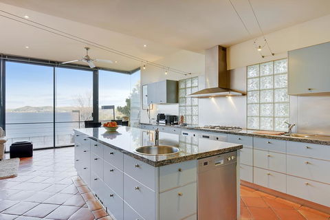 Kylakin - Derwent River, Waterfront Views, Tennis Court, Foxtel - Accommodation Noosa 2