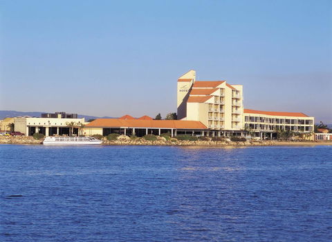 Lakes Hotel - Accommodation Noosa 0