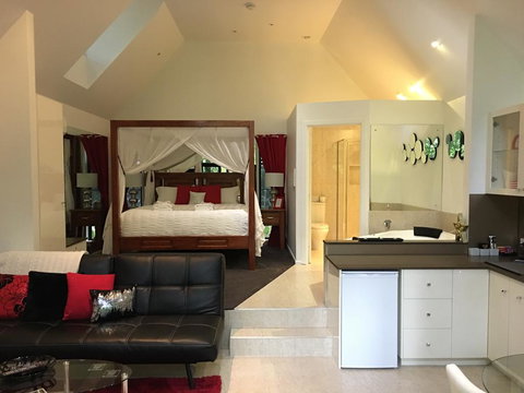 Linger A While Chalet - Accommodation Noosa 0
