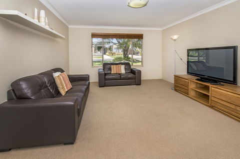 Macs Manor - Accommodation Noosa 3