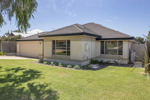 Macs Manor - Accommodation Noosa 1