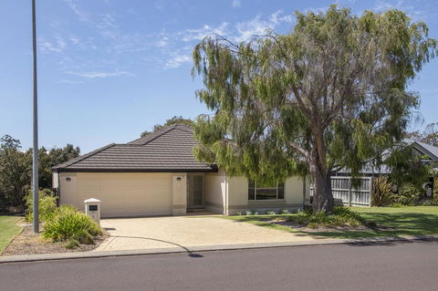 Macs Manor - Accommodation Noosa 0