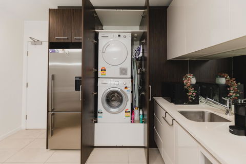 Madison Apartment In CBD - Free Tram And Free Parking - Accommodation Noosa 2