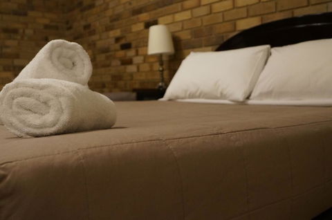 Magdala Motor Lodge & Lakeside Restaurant - Accommodation Noosa 1