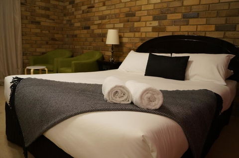 Magdala Motor Lodge & Lakeside Restaurant - Accommodation Noosa 0