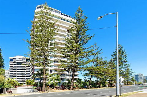 Main Beach Waterfront Apartment - Accommodation Noosa 2