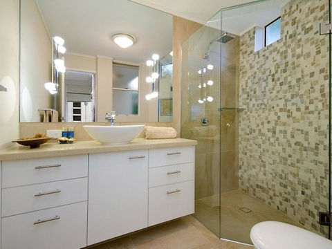 Mariner Cove 1 - 2 BDRM Apt On Parkyn Pde - Accommodation Noosa 1