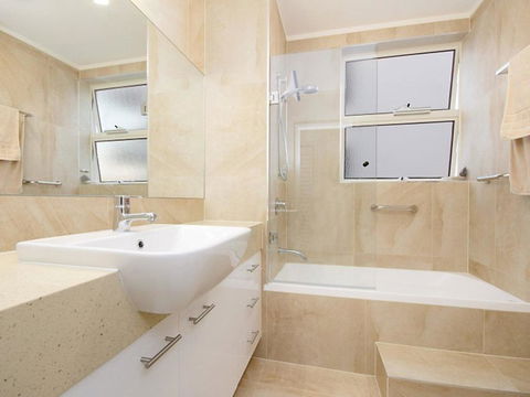 Mariner Cove 1 - 2 BDRM Apt On Parkyn Pde - Accommodation Noosa 3