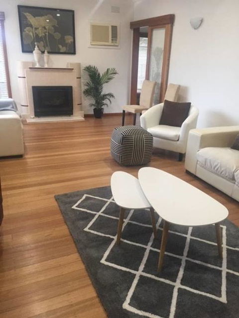 Melbourne Delightful & Comfortable Home. Sleeps 10. Walk To Train. 17 Km From CBD. - Accommodation Noosa 0
