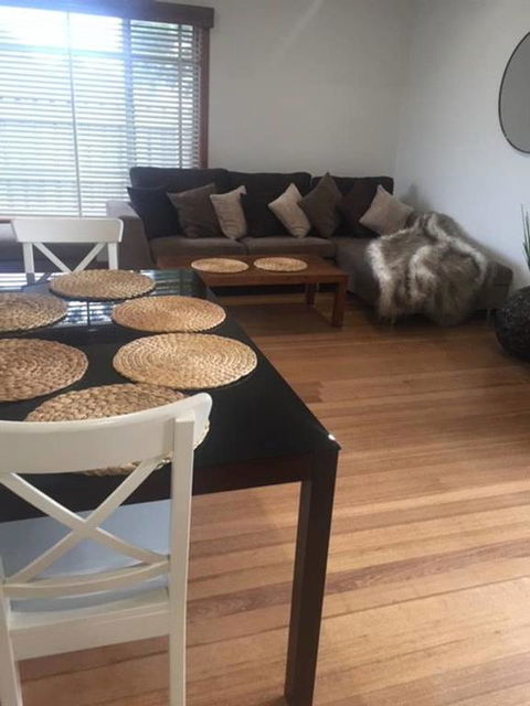 Melbourne Delightful & Comfortable Home. Sleeps 10. Walk To Train. 17 Km From CBD. - Accommodation Noosa 3