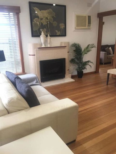 Melbourne Delightful & Comfortable Home. Sleeps 10. Walk To Train. 17 Km From CBD. - Accommodation Noosa 2