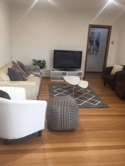 Melbourne Delightful & Comfortable Home. Sleeps 10. Walk To Train. 17 Km From CBD. - Accommodation Noosa 1