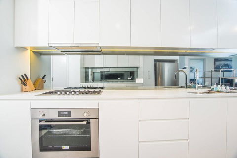 Minimalism Modern Apartment, Waterview, Parking, IGA - Accommodation Noosa 3