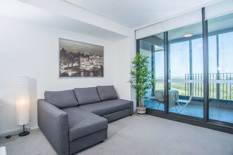 Minimalism Modern Apartment, Waterview, Parking, IGA - Accommodation Noosa 1