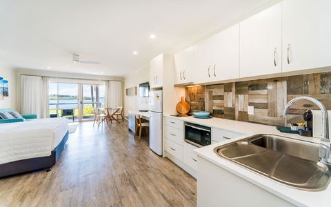 Moby Dick Waterfront Resort Motel - Accommodation Noosa 2