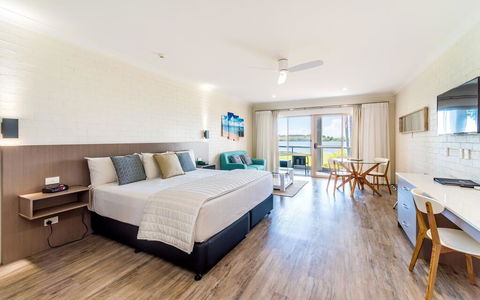 Moby Dick Waterfront Resort Motel - Accommodation Noosa 1