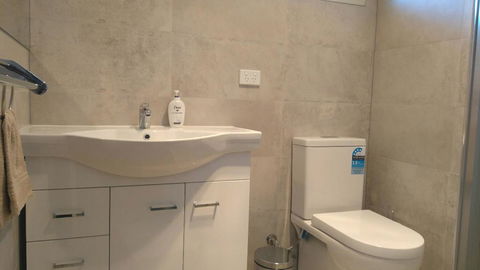 Modern 4-Bedroom House Near Singleton CBD Hunter Valley - Accommodation Noosa 1