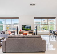 Modern Unit With Balconies Near Melbourne Airport - Accommodation Noosa
