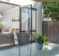 MOMENTS FROM BRADDON  ANU SPACIOUS and RELAXED - Accommodation Noosa