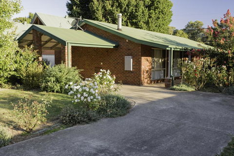 Monty's On Lumley Drive - Accommodation Noosa 0