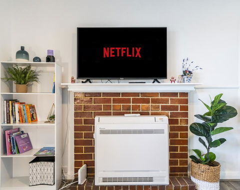 Moonah House-10 Mins To CBD & MONA, 4BR, 2 BATH, Great View, Park 3 Cars, Sleep 11, King Bed, En-suite - Accommodation Noosa 3