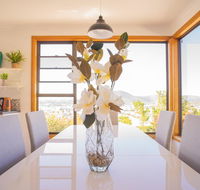Moonah House-10 mins to CBD  MONA 4BR 2 BATH great view park 3 cars sleep 11 king bed en-suite - Accommodation Noosa