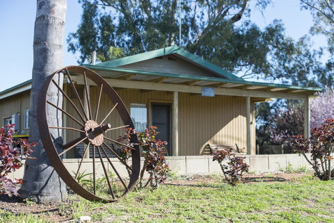 Mundic Waterfront Cottages - Accommodation Noosa 1