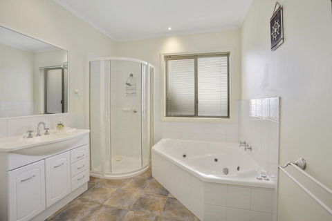 NELSON COVE 2 - Townhouse A Short Walk To Town - Accommodation Noosa 3