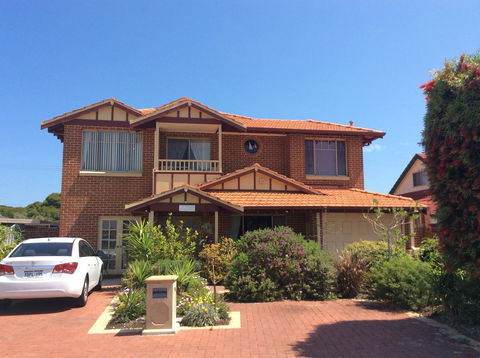 Crossland House - Accommodation Noosa 0