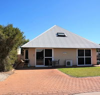 Osprey Holiday Village Unit 103/1 Bed - Perfect short stay apartment with King size bed - Accommodation Noosa