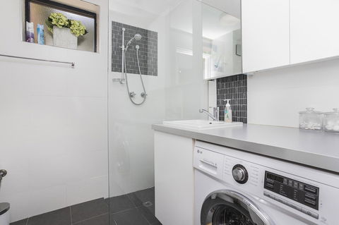 Gorgeous 26 1 Bed Designer Fitout Perfect Location - Accommodation Noosa 5
