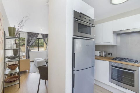 Gorgeous 26 1 Bed Designer Fitout Perfect Location - Accommodation Noosa 32