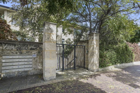 Gorgeous 26 1 Bed Designer Fitout Perfect Location - Accommodation Noosa 30