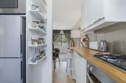 Gorgeous 26 1 Bed Designer Fitout Perfect Location - Accommodation Noosa 7
