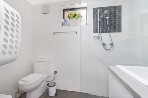 Gorgeous 26 1 Bed Designer Fitout Perfect Location - Accommodation Noosa 42