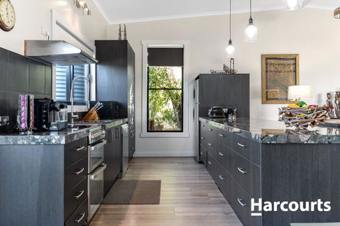 The WeareHouse In Deloraine - Accommodation Noosa 6