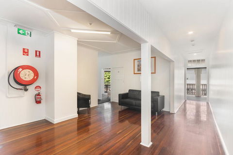 Newmarket Hotel - Accommodation Noosa 3