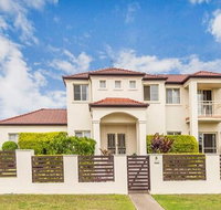 Nice home in the Regatta waters estate close to theme parks - Accommodation Noosa