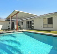 Palm 95 - Modern 4 BDRM Home with Pool - Accommodation Noosa