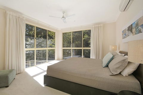 Prestigious House In Little Cove - 4 Baywoods - Accommodation Noosa 1