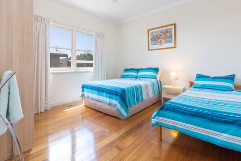 RENOVATED BEACH BEAUTY - ROSEBUD - Accommodation Noosa 1