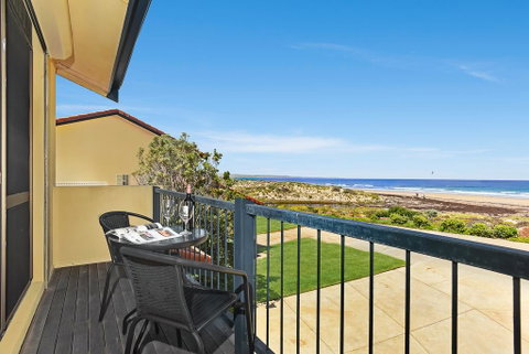 Right On The Beach @ Moana - Accommodation Noosa 2