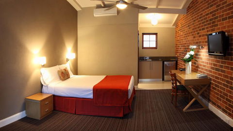 Rose & Crown Hotel - Accommodation Noosa 1