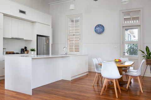 Spacious 2-bed, 2-bath Home With Parking And Balcony - Accommodation Noosa 1